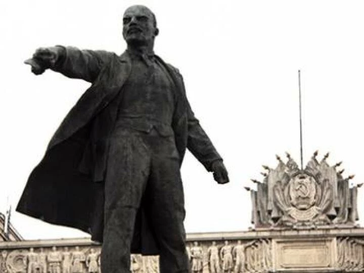 a-s-pietroburgo-casa-dei-soviet-monumento-a-lenin-primo-piano-1