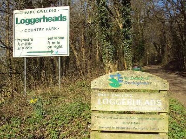 800px-Loggerheads_Country_Park_signs_-_DSC05435