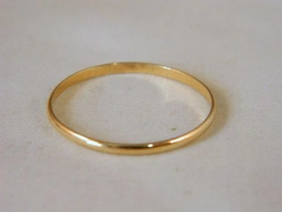 Single band gold wedding ring