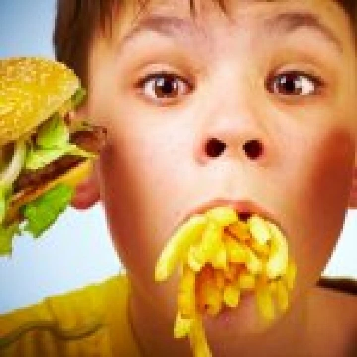 Child eating fast food 01