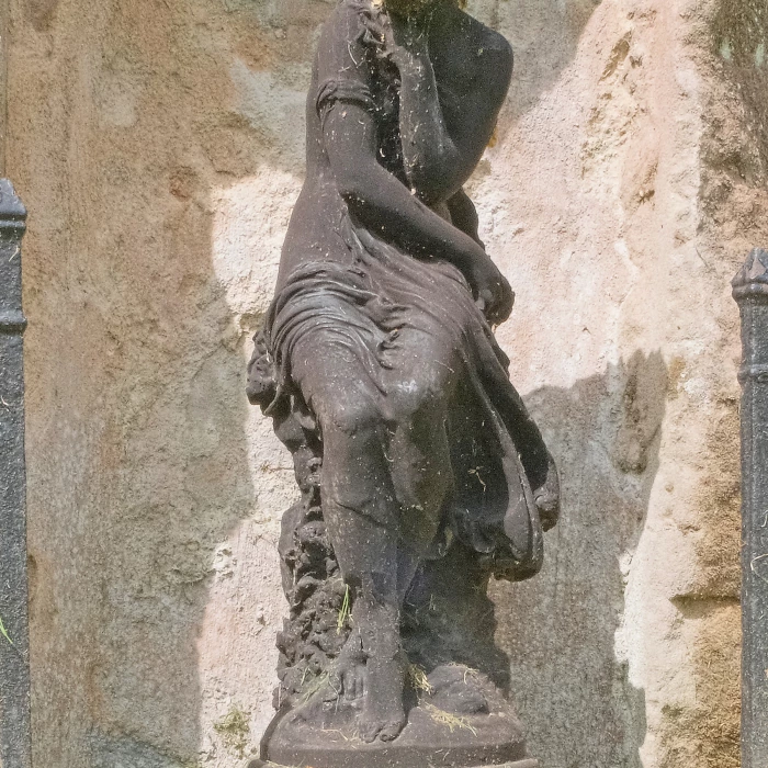 R-Pensive-F3832