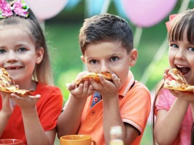 Children eating pizza