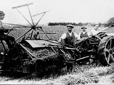 Corn cutting with a Binder and a Fordson Tractor