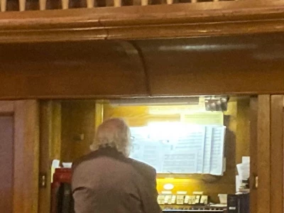 Les playing the organ