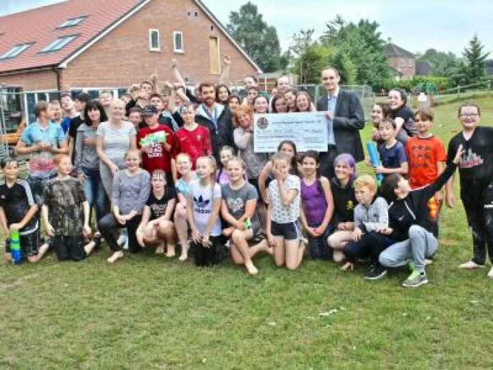 Youth Club receive £400 gift