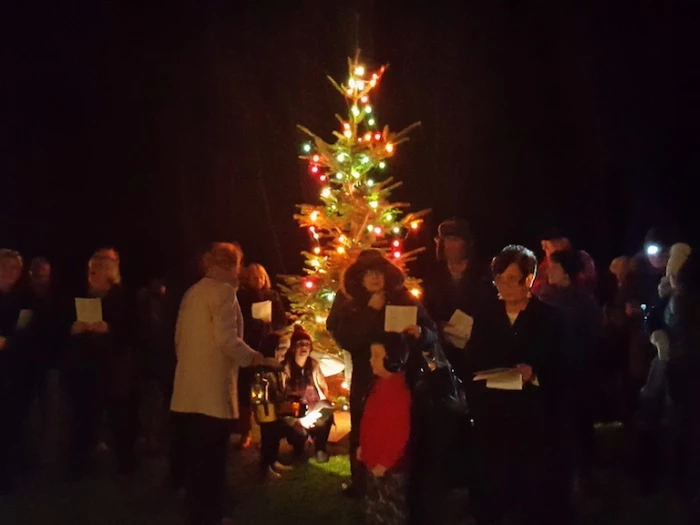 carols round the tree