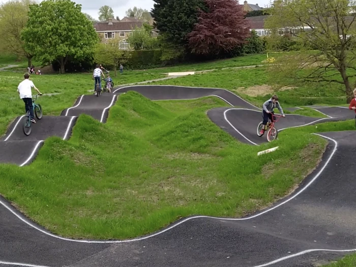 Pump store track skate