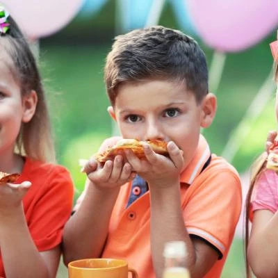 children eating pizza