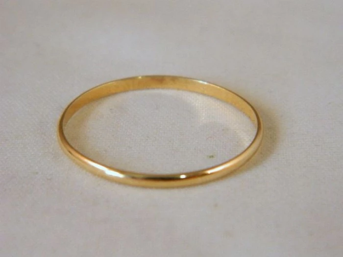 single band gold wedding ring